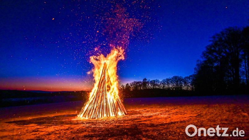Bei klarer Nacht weithin sichtbar leuchten soll auch in diesem Jahr das Friedenfelser Bergfeuer. Archivbild: bsc