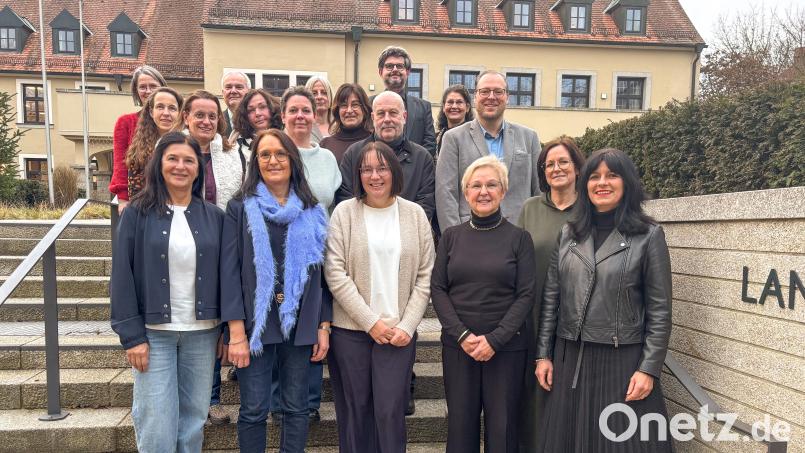 Die geehrten Lehrerinnen und Lehrer sowie die Verantwortlichen (letzte Reihe v.l.) um Schulamtsdirektorin Martina Puff, stv. Landrat Günter Kopp, Personalratsvorsitzende Sabine Graser und den stv. Schulamtsdirektor Armin Engel. Bild:  Dominik Göhl, Landratsamt Tirschenreuth.