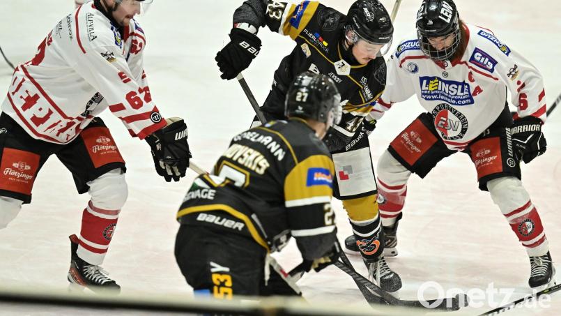 Der Mann für wichtige Tore: Nolan Gardiner (Mitte) vom ERSC Amberg ist in dieser Szene von zwei Gegenspielern vom ESV Buchloe umringt. Am vergangenen Sonntag in Burgau avancierte er zum Matchwinner. Archivbild: Hubert Ziegler