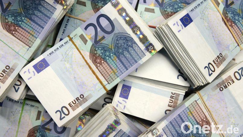 Gegen den 50-jährigen Fahrer des Autos ermittelt die Polizei wegen mutmaßlicher Geldwäsche. (Symbolbild) Bild: picture alliance / dpa