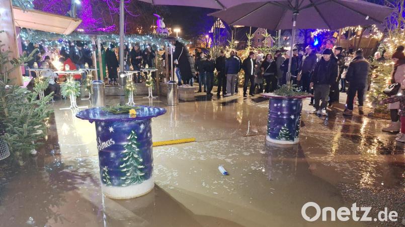 Wegen eines Wasserrohrbruchs stand am Wochenende der Weihnachtsmarkt in Schwandorf unter Wasser. Bild: bl