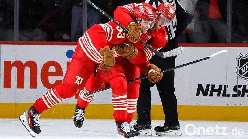 Moritz Seider wird nach seinem Siegtreffer für Detroit umjubelt. Bild: Duane Burleson/AP/dpa