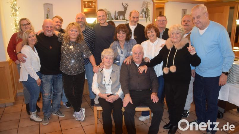 Mittelpunkt der "Fiesta de cumpleaños" war Minervino Fernandez Diez (sitzend neben Ehefrau Vroni) an seinem 80. Geburtstag. Bild: Ernst Frischholz