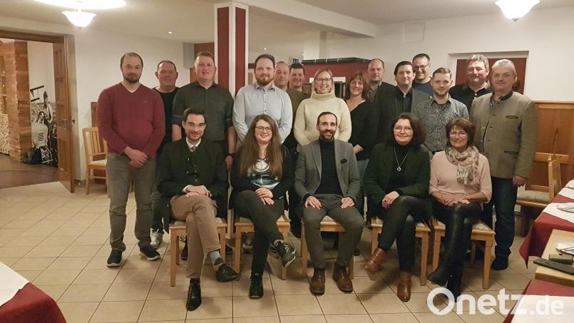 Das sind die Kandidaten der CSU Moosbach bei der Nominierungsversammlung für die Kommunalwahl 2026 mit Landtagsabgeordnetem Stephan Oetzinger und den Ehrengästen. Bild: gi