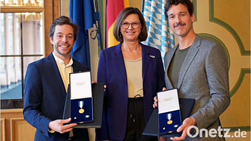 Landtagspräsidentin Ilse Aigner (CSU) zeichnet Tobias Krell und Florian David Fitz bei einem Nachholtermin mit dem Bayerischen Verfassungsorden aus. Bild: Malin Wunderlich/dpa