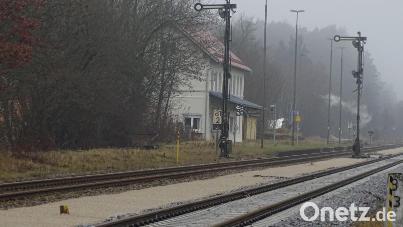 Noch ist der Bahnsteig leer. Doch ab dem 7. Januar 2026 sollen in Freihöls nach Protesten nachmittags wieder zwei Züge halten, mit denen Schüler aus Amberg vom Unterricht zurückkommen. Bild: Houschka