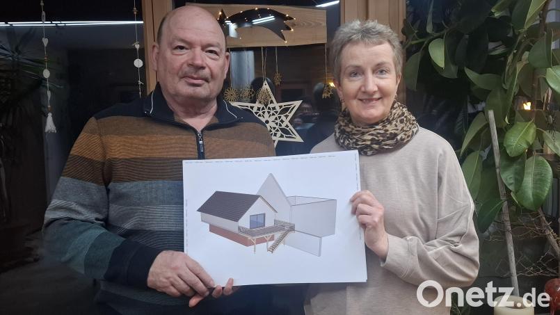 Angelika Hagn und Detlef Ehrentraut haben das Bierstüberl in Perschen gekauft. Sie verfolgen jetzt konkrete Umbaupläne. Bild: jua