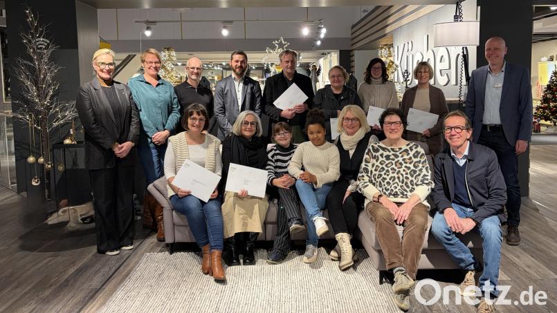 Bei seiner Weihnachtsspende verteilte das Möbelhaus Gleißner jeweils 500 Euro an zehn gemeinnützige Organisationen und Vereine. Bild: Interliving Gleißner