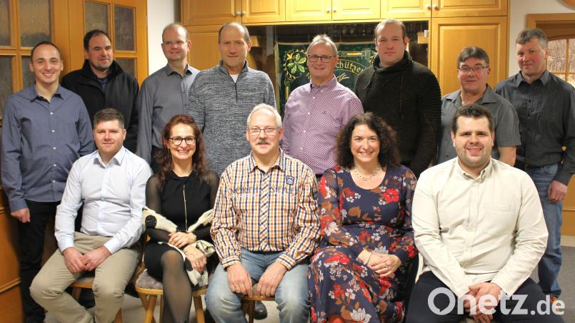 Sitzend von links: Thomas Busch, Petra Schwingshandl, Rainer Schwingshandl, Marina Luttels, Michael Ruland jun., stehend von links: Christian Sirtl, Thomas Ruland, Florian Mattes, Hermann Prölß, Horst Peraus, Markus Moller, Andreas Maderer, Simon Zeitler - Es fehlt Heinz Kraus Bild: FWG Thumsenreuth