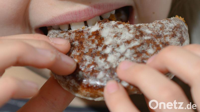 In Lebkuchen sind viele Nüsse. Kein Wunder, dass sie heuer oft teurer verkauft werden. Symbolbild: Hendrik Schmidt/dpa