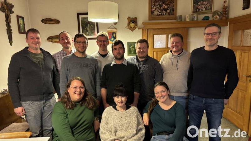 Michael Fuchs, Michael Rückl, Markus Baier, Günther Lindner, Martin Schneeberger, Daniel Lindner, Reinhard Schneeberger, Andreas Zitzmann (stehend von links), Ingrid Rückl, Jeanette Kiener und Renate Baier (sitzend von links) sind die Gemeinderatskandidaten und -kandidatinnen der Bürgerunion Bild: Josef Zeitler