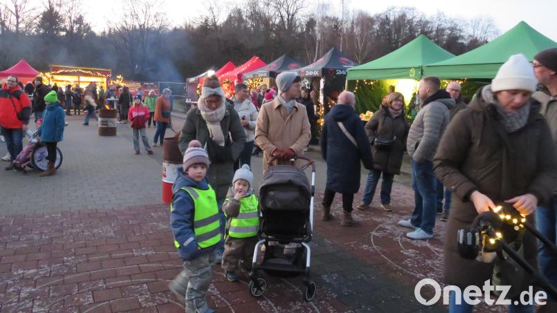 Schon am Nachmittag ist die Altenstädter Waldweihnacht sehr gut besucht. Bild: adj