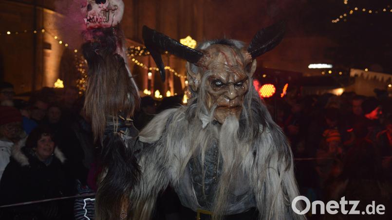 Die grässlichen „Grölldeifl“ sollen nicht die Leute erschrecken: Wie Kreisheimatpflegerin Ingrid Leser weiß, dienten die fratzenartigen Masken dazu, die bösen Geister zu verschrecken und zu vertreiben. Archivbild: Petra Hartl