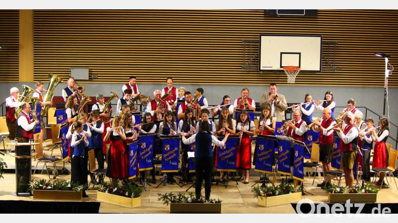 Zum Abschluss versammeln sich Jugendblaskapelle und Stadtkapelle auf der Bühne, um gemeinsam "O du fröhliche" anzustimmen. Bild: stg