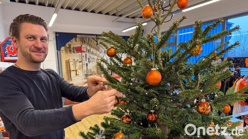 Roland Krauß, Jesus-Darsteller der Kemnather Passion, schmückt in seinem Geschäft in Amberg schon mal seinen Christbaum. Zu Hause in Erbendorf übernimmt das seine Frau. Bild: Petra Hartl