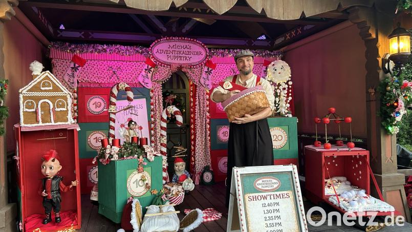 "Micha's Adventskalender Puppetry" heißt der deutsche Beitrag beim Epcot-Festival in Florida. Der künstlerische Leiter des Schwandorfer Marionettentheaters hat auch seine Puppen mitgebracht. Bild: Katrin Wildfeuer