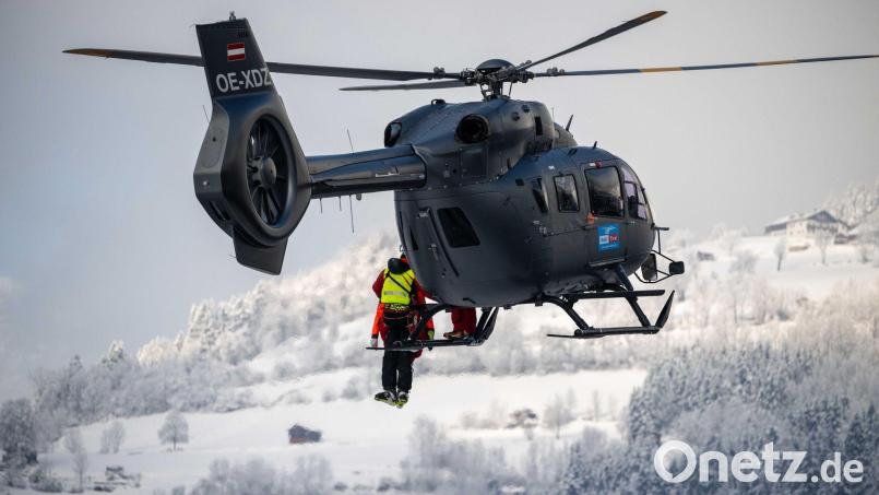 Der Oberbayer wurde nach dem tödlichen Sturz auf der roten Piste von Einsatzkräften geborgen. (Symbolbild) Bild: Liebl Daniel/Tiroler Tageszeitung/dpa