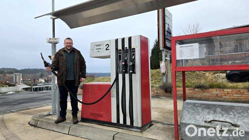 Thomas Weiß steht an der Zapfsäule seiner kleinen Tankstelle an der Tirschenreuther Straße in Falkenberg. Er hat sie von seinen Eltern geerbt und will sie gemeinsam mit seiner Frau noch möglichst lange betreiben. Bild: lnz