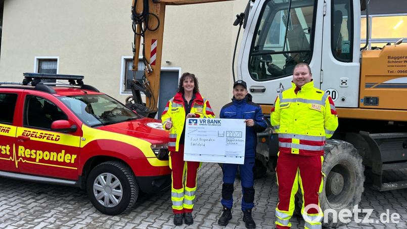 Sonja Gnahn (von links), Junior-Chef Maximilian Schöner und Manfred Rupprecht bei der Spendenübergabe. Bild: Manfred Rupprecht
