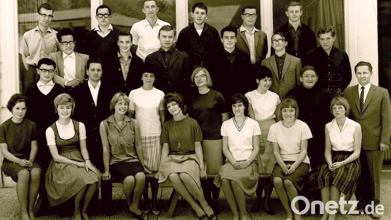 10 junge Frauen und 15 Männer bildeten den ersten Abi-Jahrgang in Tirschenreuth. Die Gesprächspartner von heute sind Bertheide Nickl (geborene Uelein, vorne, Zweite von links), Petra Katterfeld (vorne, Vierte von links), Liane Wenger (geborene Treutner, zweite Reihe, Dritte von links), Helwig Haulena (dritte Reihe, Zweiter von links) und Horst Adler (vierte Reihe, rechts). Klassenleiter war Erich Reil (ganz rechts). Bild: Archiv Horst Adler