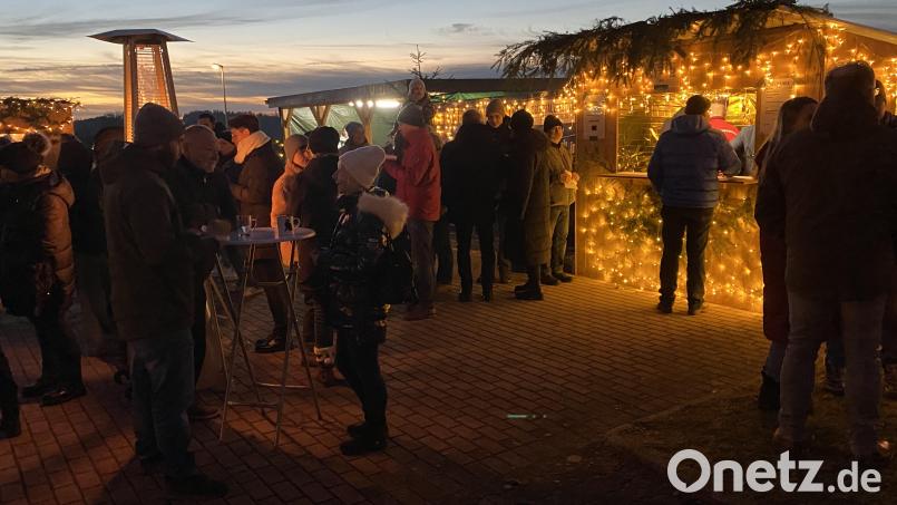 Mit der Abenddämmerung füllte sich der Festplatz. Bild: jgl
