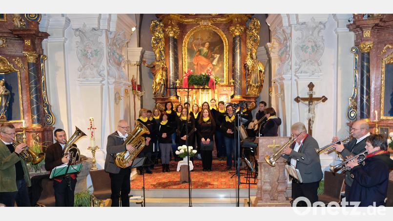 Strahlender Chorgesang und weicher Bläserklang erfüllten am Sonntagnachmittag beim Benefiz-Adventsonzert von LAUDATE und den Glashüttner Bläsern den Kirchenraum der Johanneskirche in Oberbibrach. Bild: do