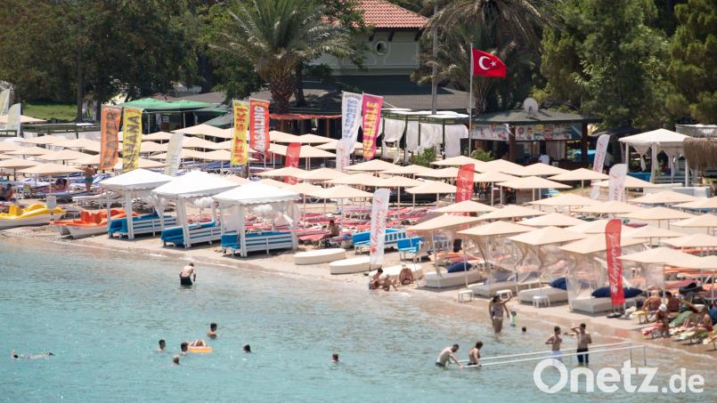 Einen Türkei-Urlaub wie diesen wollte Ende Mai 2024 auch ein Ehepaar aus dem Landkreis Tirschenreuth machen. Die Frau hatte eine Pauschalreise für ihren Ehemann und fünf Kinder gebucht, obwohl die Familie das Geld dazu gar nicht hatte. Über den Fall hat nun das Amtsgericht Tirschenreuth entschieden. Symbolbild: Marius Becker/dpa