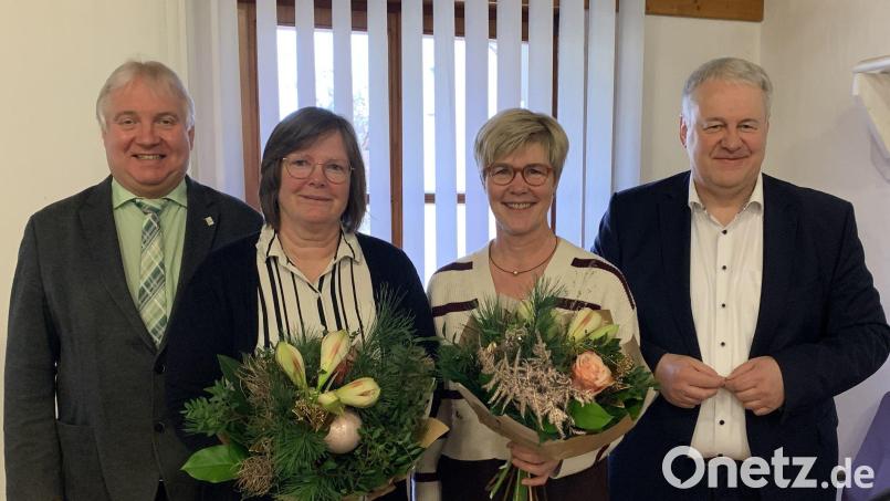 Markus Dollacker (von links) tritt die Nachfolge von Isabel Lautenschlager an. Barbara Hernes wurde in den Ruhestand verabschiedet. Landrat Richard Reisinger dankte den beiden Frauen und gratulierte Dollacker. Bild: Claudia Straller