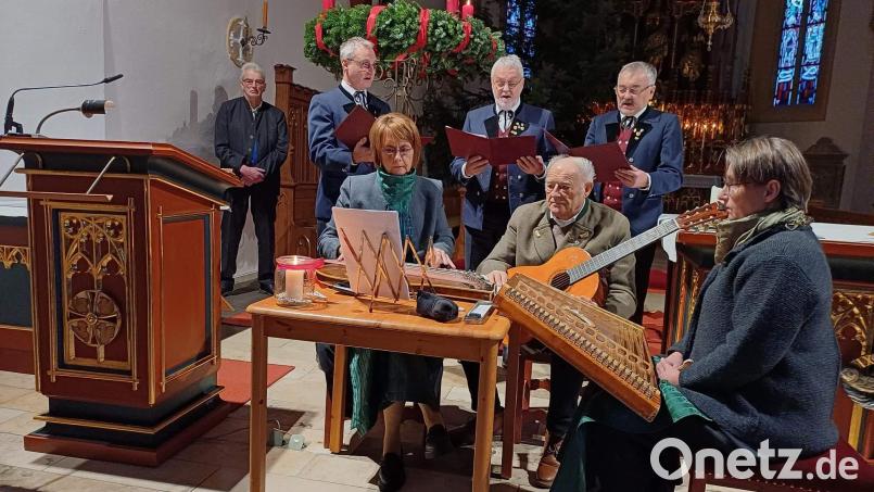 Zu „Muse und G’sang im Advent“ lud der Heimat- und Trachtenverein am 3. Adventsonntag in die Hirschauer Stadtpfarrkirche Mariä Himmelfahrt ein. Im Bild sitzend die „Wernberger Stubnmusi“ mit (von links: Susi Weiß, Siegfried Paulus, Stephanie Rosenberg), stehend die „Ehenfelder Sänger“ (von links: Richard Falk, Franz Birner, Georg Kustner). Stehend links: Franz Dolles. Bild: u