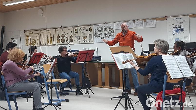 Die Proben für das Silvesterkonzert des Neustädter Salonorchesters laufen auf Hochtouren. Musikalischer Leiter Nicolaus Dick ist mit dem Stand der Vorbereitungen zufrieden. Bild: Gabi Fröhlich