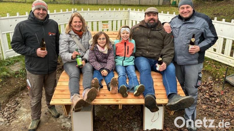 Die ersten Probelieger testeten das neue „FWU-Auszeitbankerl“ an der Kneipp-Anlage: Schreinermeister Uli Schmalzl, FWU-Stadträtin Alexandra Ottmann, die Kinder von Uli Schmalzl, Erster Bürgermeister Stefan Frank und FWU-Fraktionsvorsitzender Michael Schulz. Bild: Robert Adunka