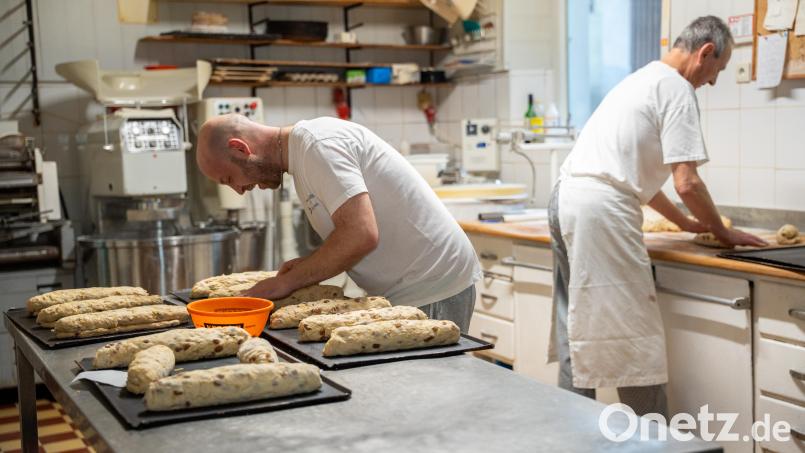 Michael (links) und Josef Arnold backen zwei Tage vor Heiligabend die letzten Stollen in diesem Jahr. Bild: Marina Gube