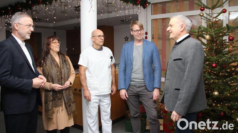 Die Arbeit der Steinwaldklinik kommt bei Patienten und Angehörigen gut an. Das freut (von links) KNO Vorstand Michael Hoffmann, Pflegedienstleiterin Elfriede Schwarzmeier, Chefarzt Michael Schornbaum, Klinikdirektor Stephan Schumacher und Landrat Roland Grillmeier. Bild: Friedrich Peterhans, KNO