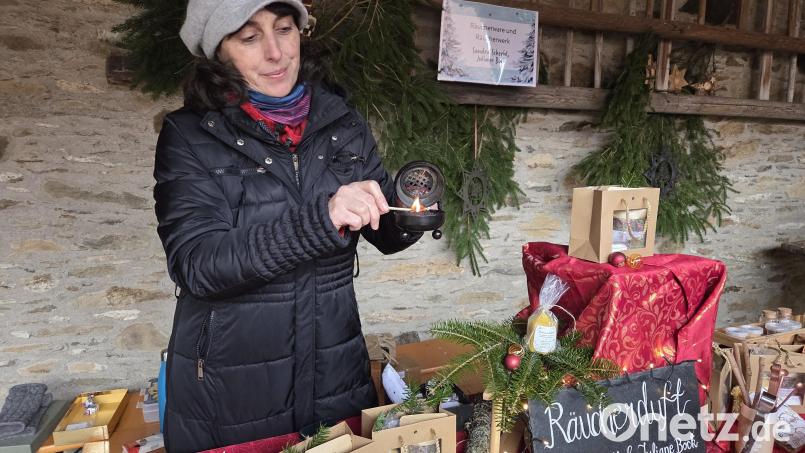 Sandra Scherbl zeigt immer wieder gern bei Vorträgen oder auf Märkten, wie das Räuchern in der Praxis funktioniert. Bild: ubb