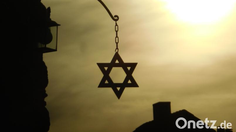 Drei Männer haben in Amberg den Stern von der Fassade eines Wirtshauses gestohlen und sind mit dem Diebesgut nachts durch die Stadt marschiert. Dabei wurden sie von einer Polizistin beobachtet. Symbolbild: ui