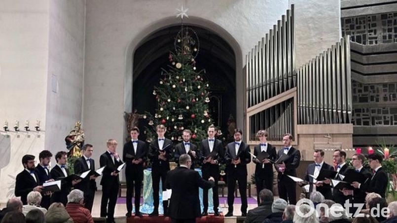 Das Vokalensemble Hubert Velten ehemalige Regensburger Domspatzen begeisterte mit einem Adventskonzert in Gebenbach. Bild: Peter Kick