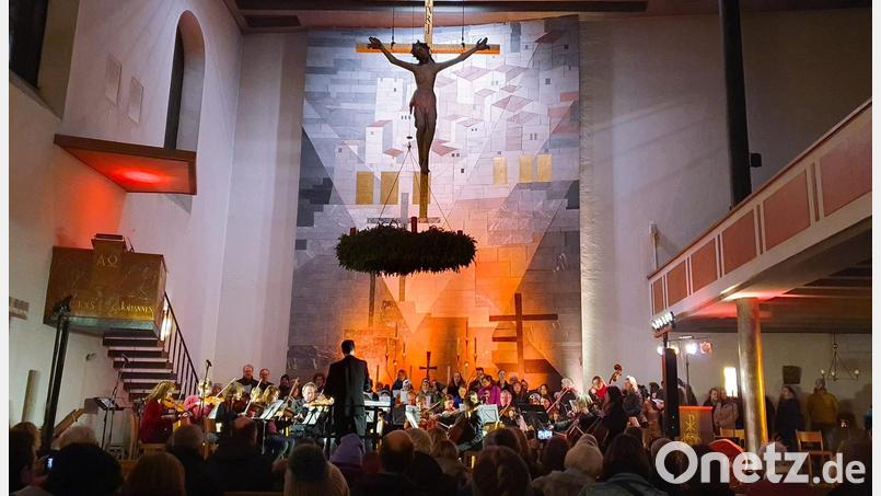 Solisten, Ensembles, Chöre und das Jugendorchester der Städtischen Sing- und Musikschule Sulzbach-Rosenberg stimmen am 3. Advent in der Christuskirche musikalisch aufs Fest ein. Bild: Angela Thar/exb