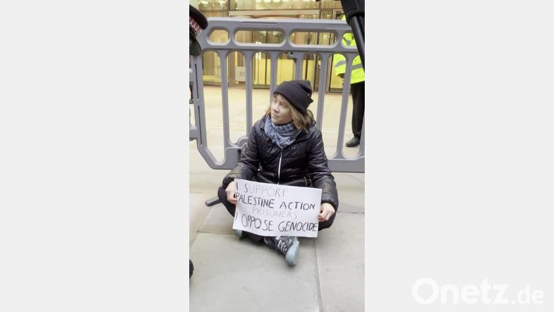 Greta Thunberg zeigt ihre Unterstützung für die propalästinensischen Organisation Palestine Action. Bild: Handout/Prisoners For Palestine/PA Media/dpa