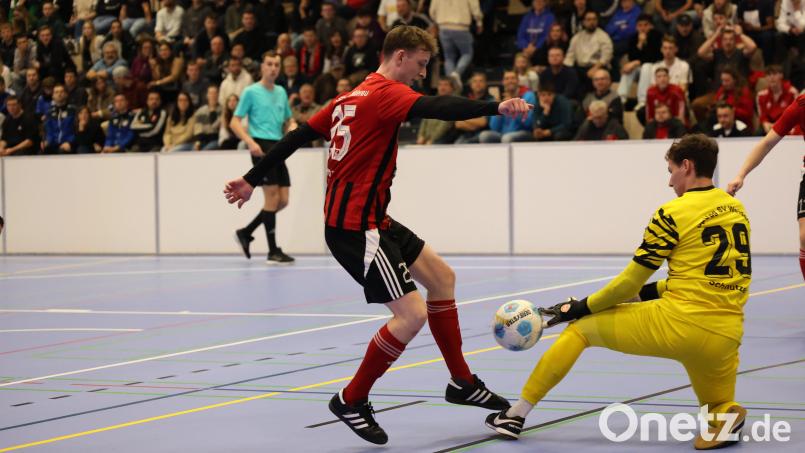 Im vergangenen Jahr lautete beim Weidener Hallenfußballturnier die Finalpaarung SpVgg SV Weiden gegen SC Luhe-Wildenau. Dabei setzten sich die Oberwildenauer mit 5:3 durch. In dieser Szene rettet der Weidener Keeper Jannik Schmutzer gegen SC-Spieler Thomas Lorenz. Archivbild: Dieter Jäschke