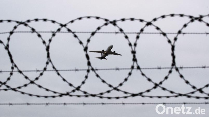 Erstmals seit Beginn des syrischen Bürgerkriegs hat die Bundesregierung einen verurteilten Straftäter nach Syrien abgeschoben. Bild: Julian Stratenschulte/dpa