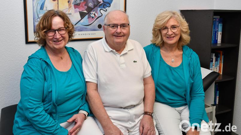 Der Chef und seine "Mädels" waren immer für Patienten da: Gemeinsam mit seiner Frau Lydia (links) und Heidi Braun, die ihn beide tatkräftig unterstützten, hat Dr. Bernd Wiesneth seine Praxis am Schwemmerberg geführt. Nach 37 Jahren geht der 71-Jährige nun in den Ruhestand. Bild: Petra Hartl