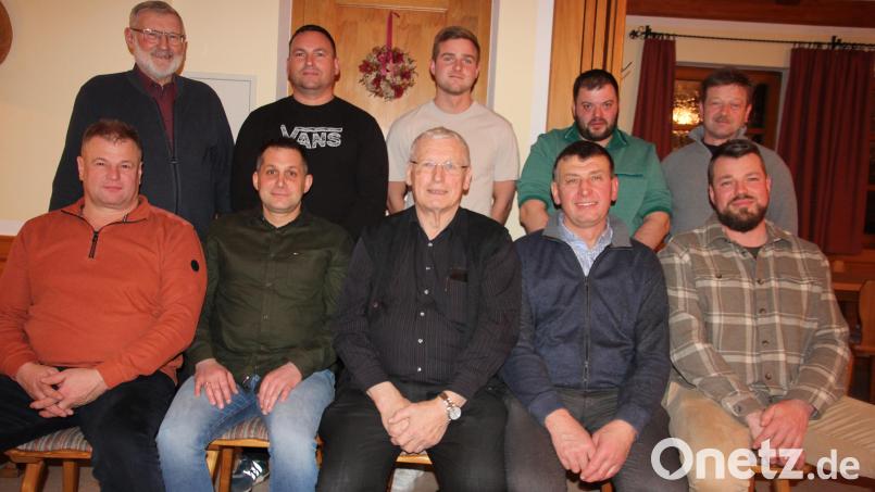 Die Marktratskandidaten der "Freien Wähler der Marktgemeinde Mähring". Links stehend Alt-Bürgermeiuster Josef Schmidkonz, der als Wahlleiter fungierte. Bild: kro