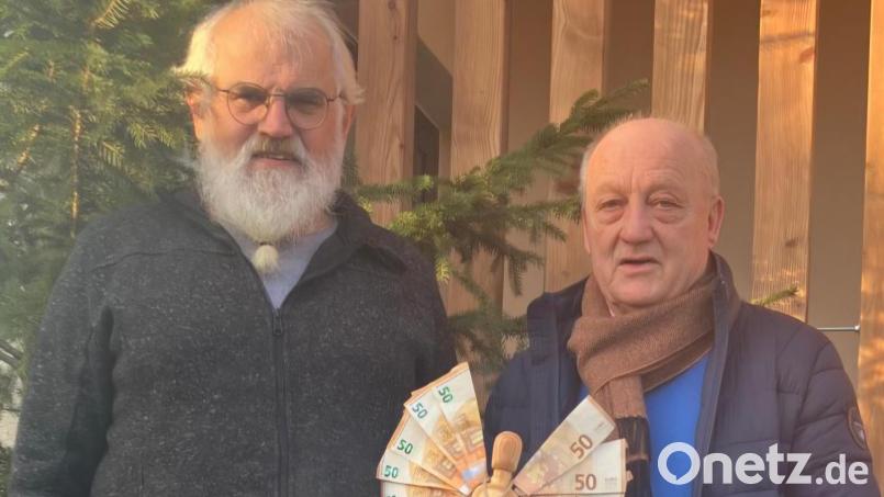 Josef Schieder überreichte Martin Staffe einen mit 750 Euro geschmückten „Lichtengel für Lichtblicke“. Bild: mas