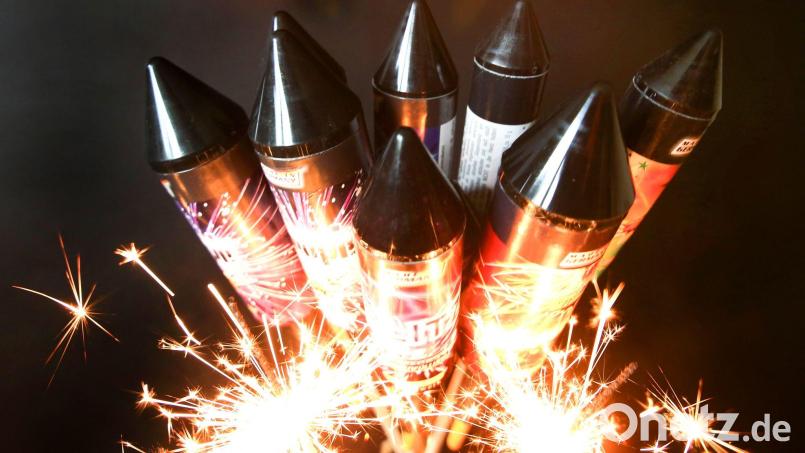 In Kümmersbruck gibt's am 31. Dezember auch heuer ein besonderes Feuerwerk: Sven Weiß überlegt sich dafür immer ein richtiges Konzept. Einfach so – weil's ihm Spaß macht. Symbolbild: Roland Weihrauch/dpa