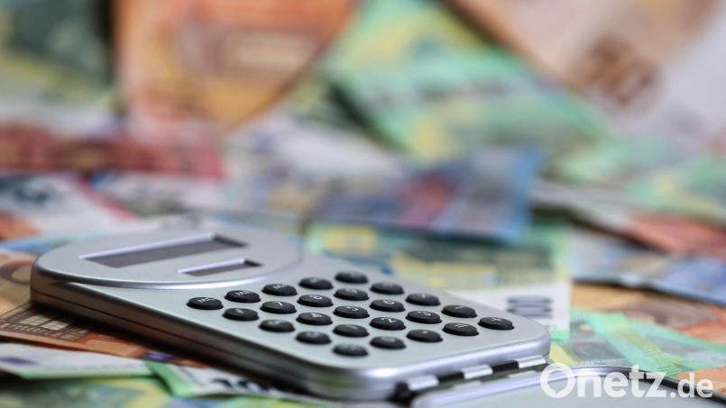 Ein Taschenrechner liegt auf verschiedenen Euro-Banknoten. (Symbolbild) Bild: Karl-Josef Hildenbrand/dpa