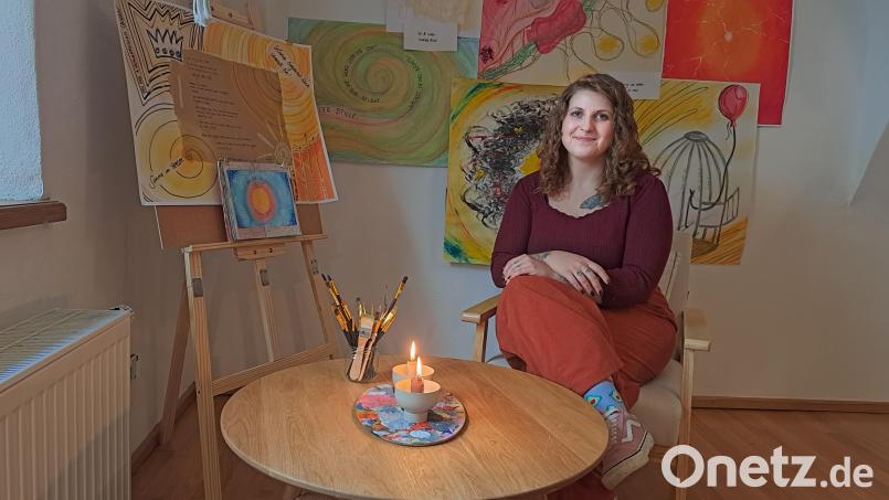 Stephanie Meiler im "Zitronenatelier" in Weiden: Dort, wo Farben und Gefühle Raum bekommen. Bild: Jessica Fechner
