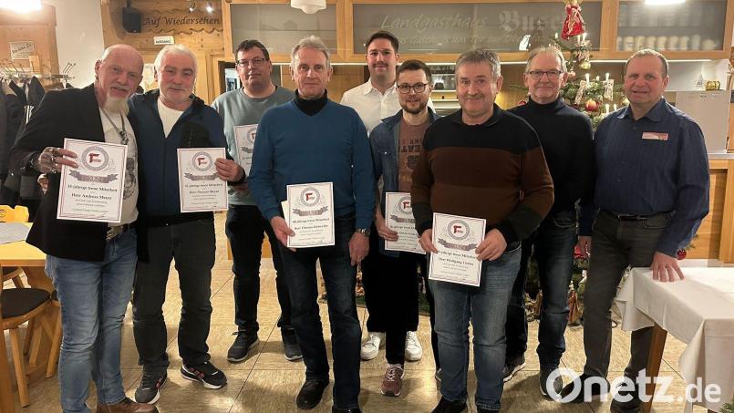 Die Gerhard Tretter Tiefbau GmbH hat mehrere Mitarbeiter für langjährige Tätigkeit ausgezeichnet und zwei Mitarbeiter in den Ruhestand verabschiedet. Bild: Gerhard Tretter Tiefbau GmbH