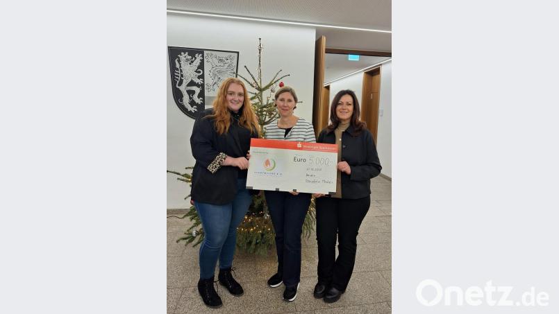 Claudia Grillmeier (rechts) und Lena Schedl (links) freuen sich über den Spendenscheck in Höhe von 5.000 Euro von Viola Vogelsang-Reichl (Geschäftsführende Verlegerin Oberpfalzmedien). Bild: Fabian Polster, Landratsamt Tirschenreuth.