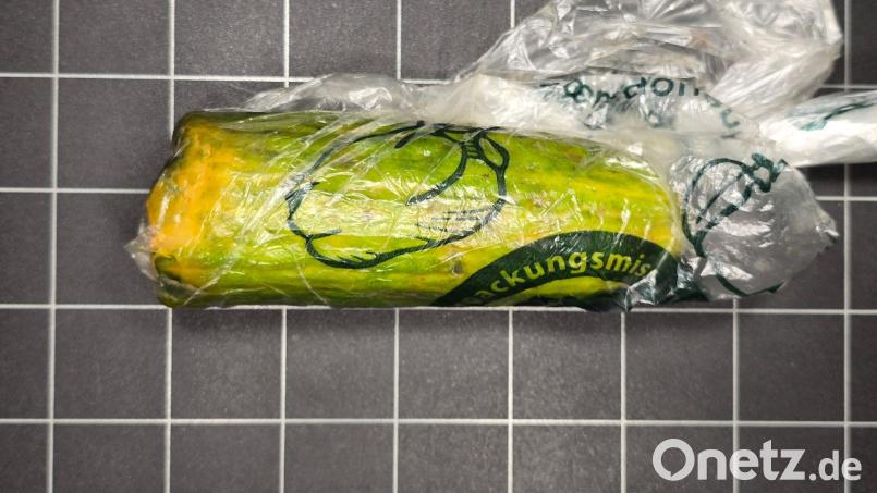 Diese alte Gurke hatte eine Frau aus der Oberpfalz statt einer Goldmünze in einem Paket bekommen. Bild: Polizei Sulzbach-Rosenberg/dpa