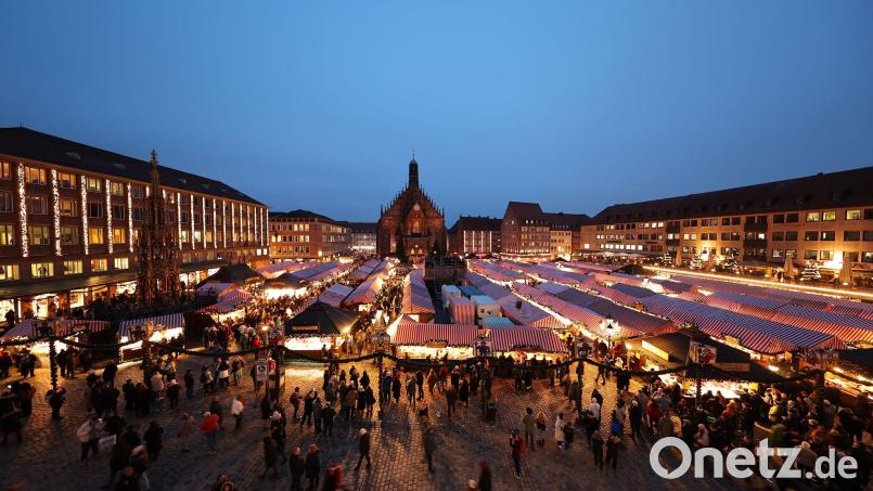 Die Kaufleute auf dem Nürnberger Christkindlesmarkt haben nach Angaben des Landesverbands der Marktkaufleute in diesem Jahr keinen Grund zur Klage. Viele Einzelhändler in Bayern hingegen sind enttäuscht vom Weihnachtsgeschäft. (Archivbild) Bild: Daniel Karmann/dpa